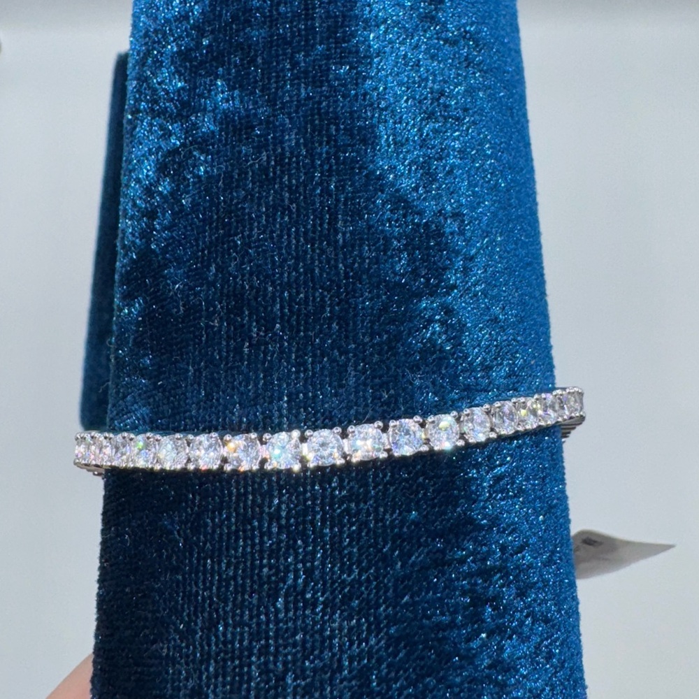 18k 9.2ct Tennis Bracelet - Picture 4 of 14